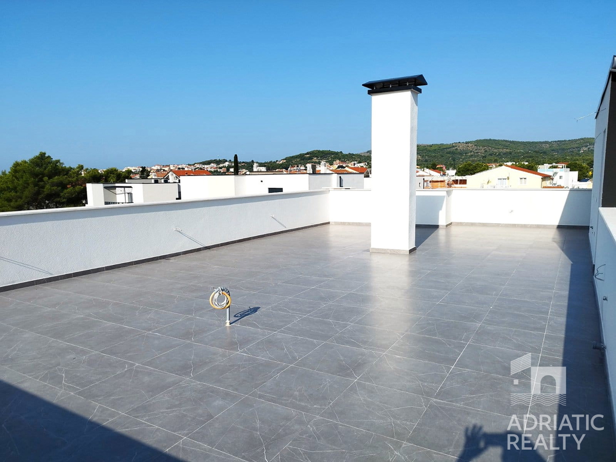 Vodice, comoda casa a pianterreno con piscina e terrazza sul tetto, perfetta per un soggiorno tutto l&apos;anno.