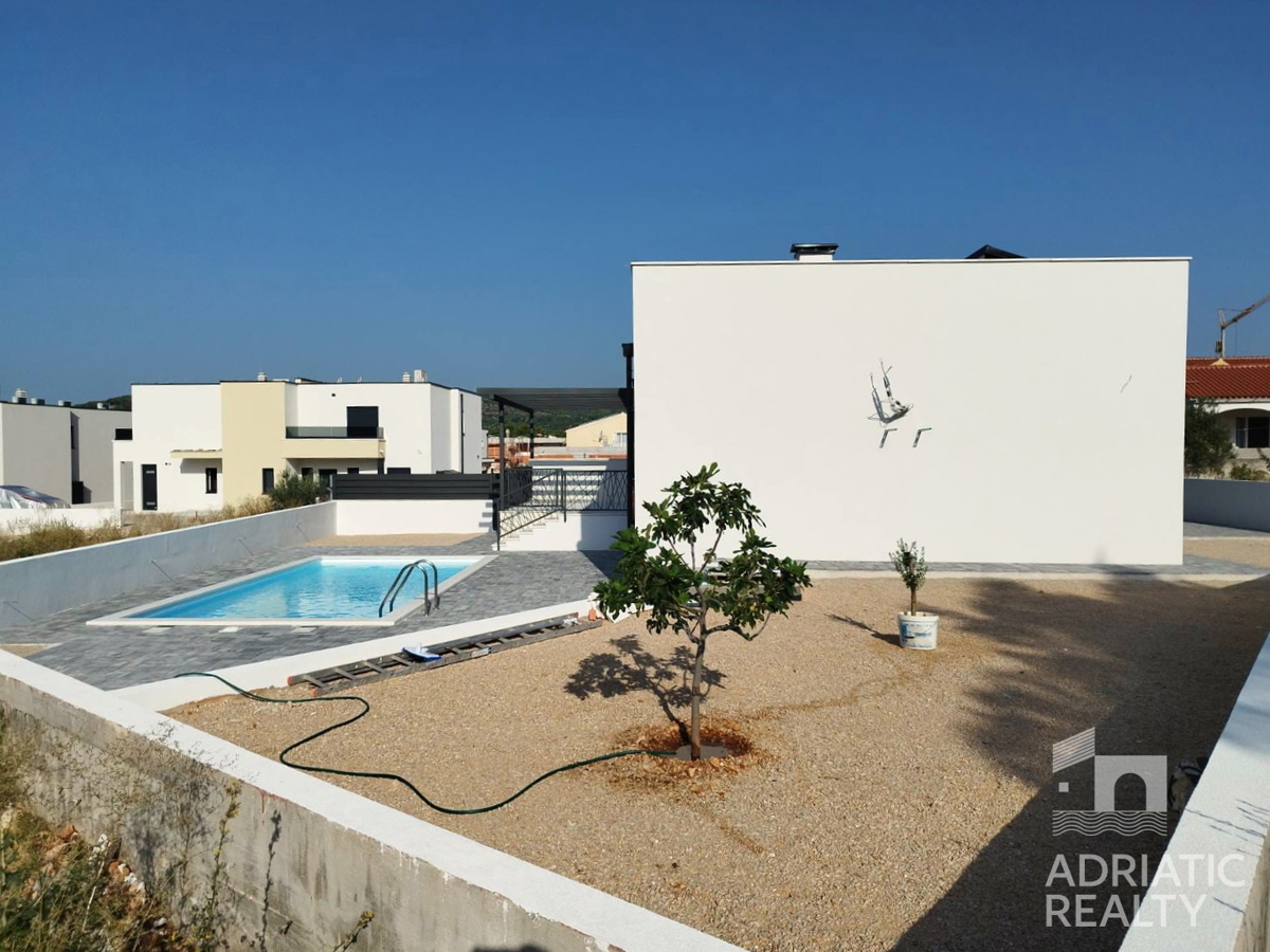 Vodice, comoda casa a pianterreno con piscina e terrazza sul tetto, perfetta per un soggiorno tutto l&apos;anno.