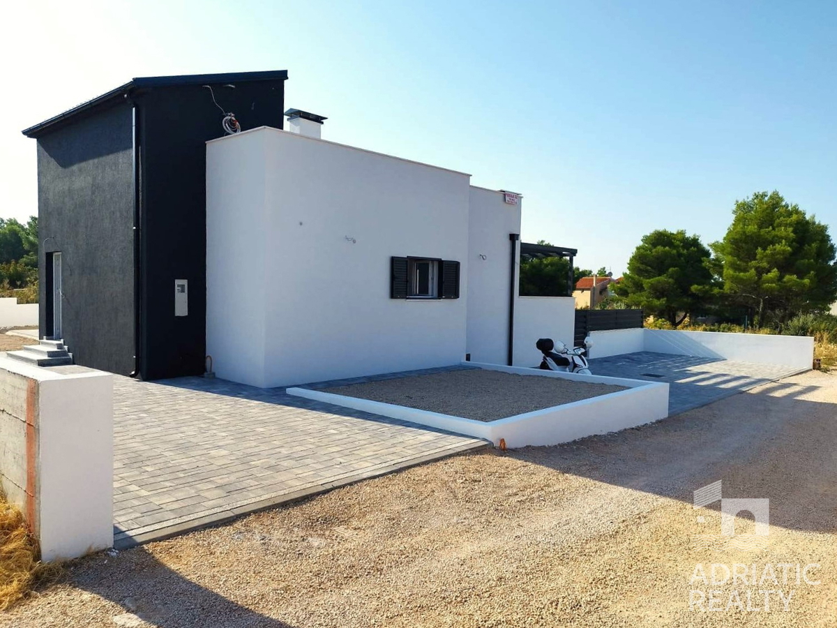 Vodice, comoda casa a pianterreno con piscina e terrazza sul tetto, perfetta per un soggiorno tutto l&apos;anno.