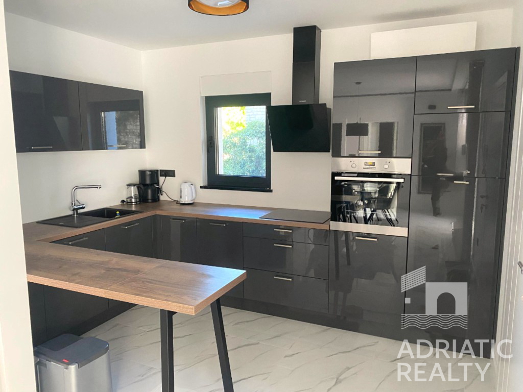 Srima, appartamento arredato con due camere a 50 m dal mare