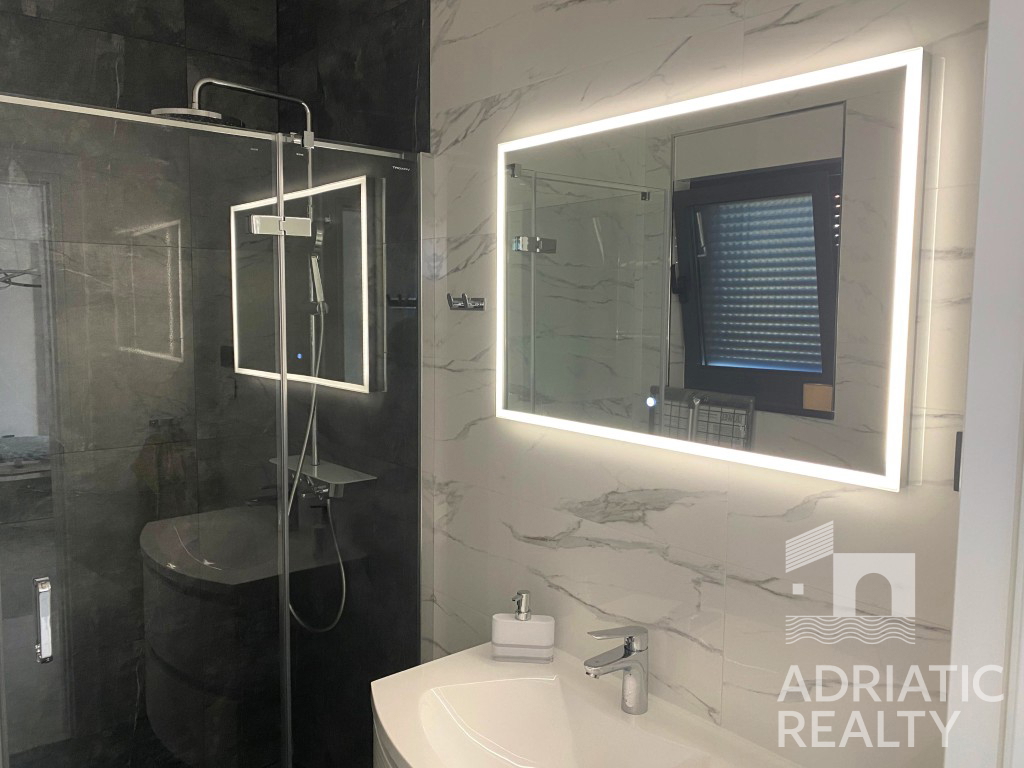 Srima, appartamento arredato con due camere a 50 m dal mare