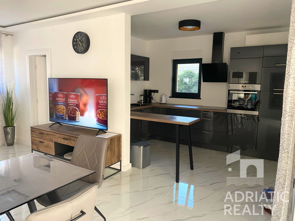 Srima, appartamento arredato con due camere a 50 m dal mare