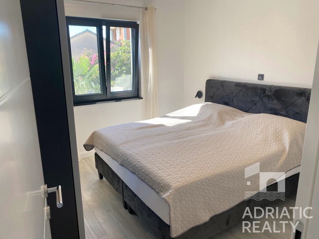 Srima, appartamento arredato con due camere a 50 m dal mare