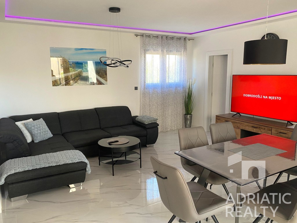 Srima, appartamento arredato con due camere a 50 m dal mare