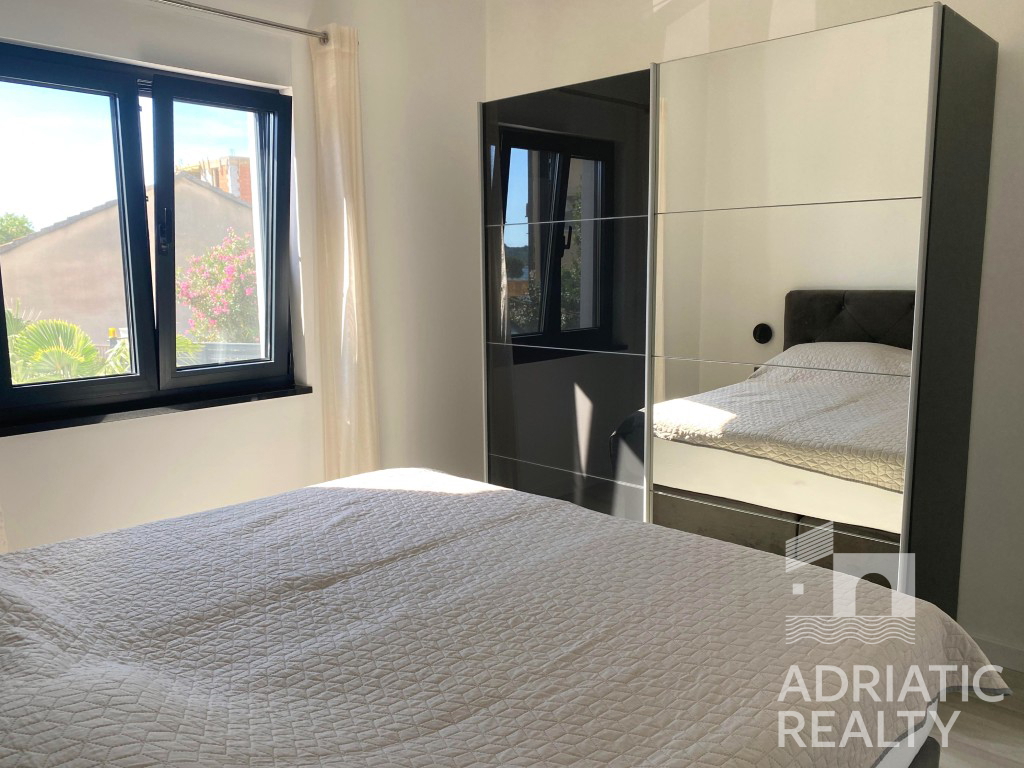 Srima, appartamento arredato con due camere a 50 m dal mare