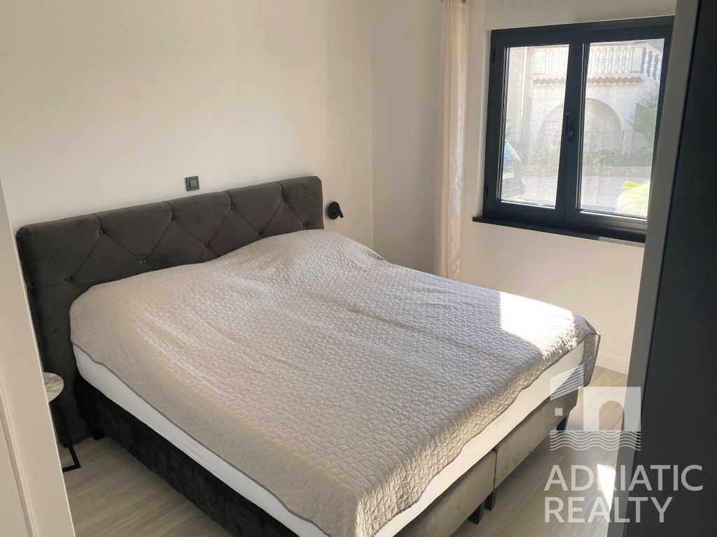 Srima, appartamento arredato con due camere a 50 m dal mare