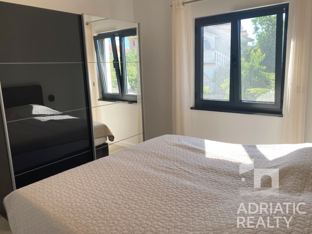 Srima, appartamento arredato con due camere a 50 m dal mare