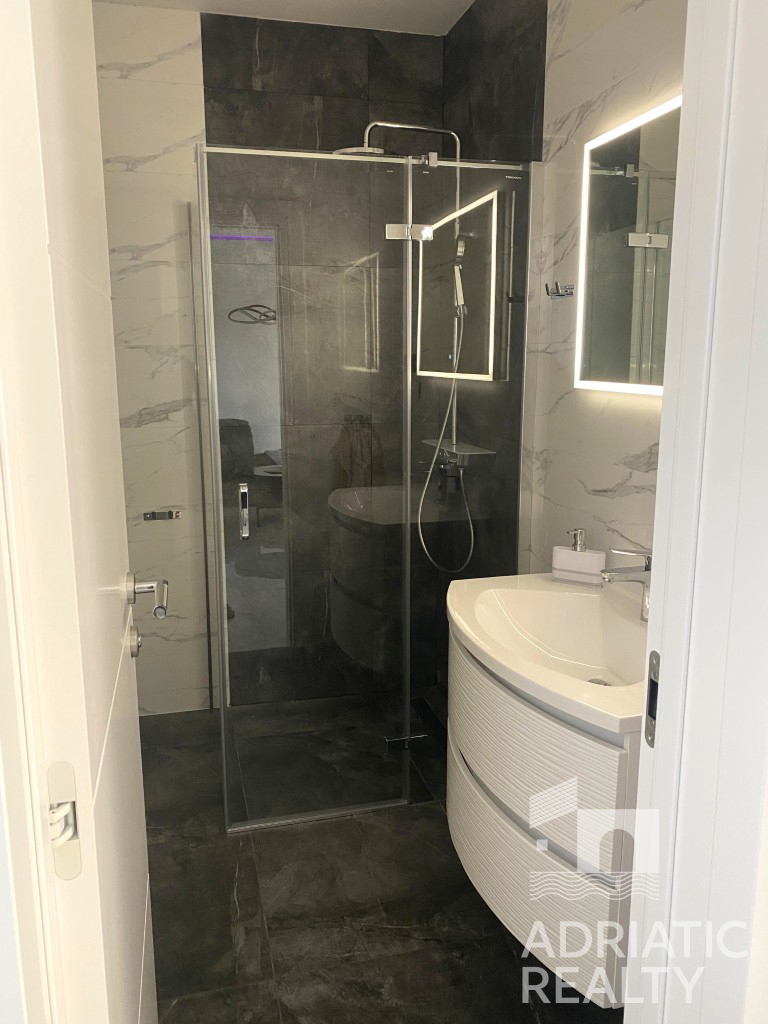 Srima, appartamento arredato con due camere a 50 m dal mare