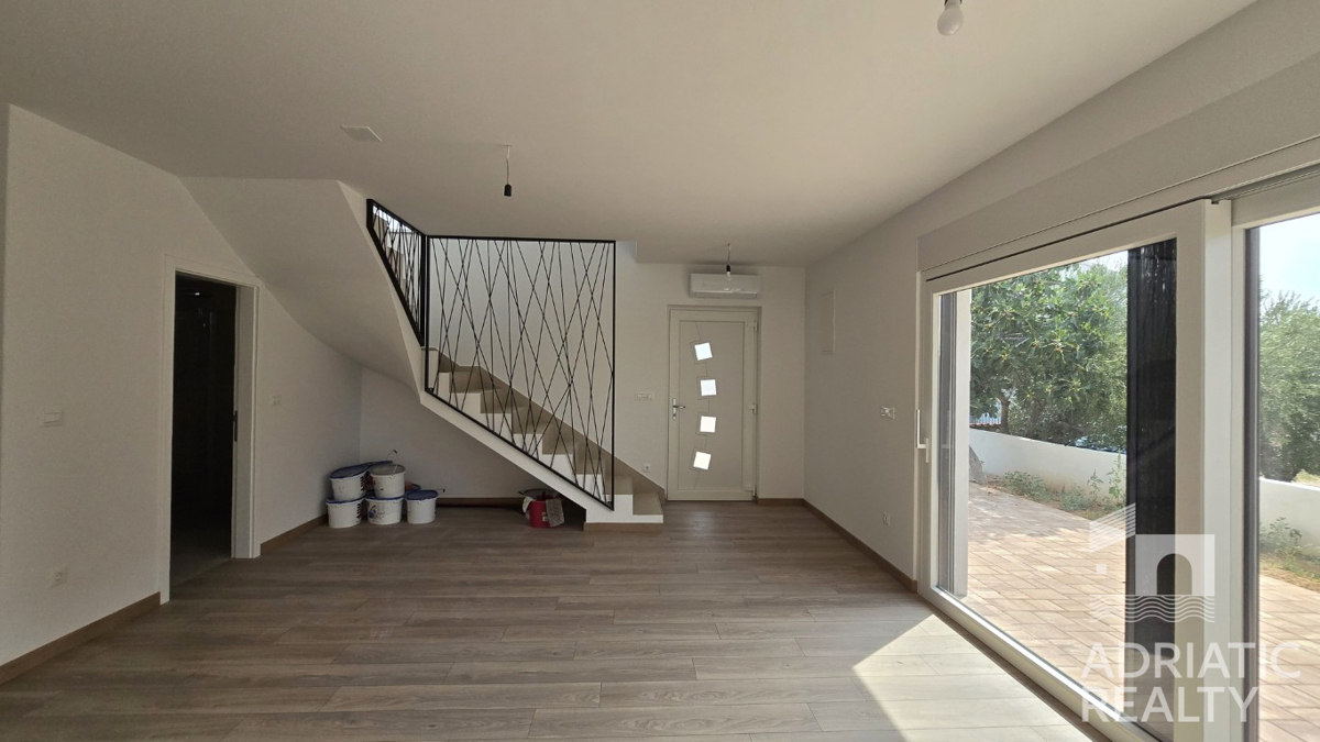 Vodice, triplex (S1,S2,S3) con ampia terrazza sul tetto, a 2 minuti dalla spiaggia