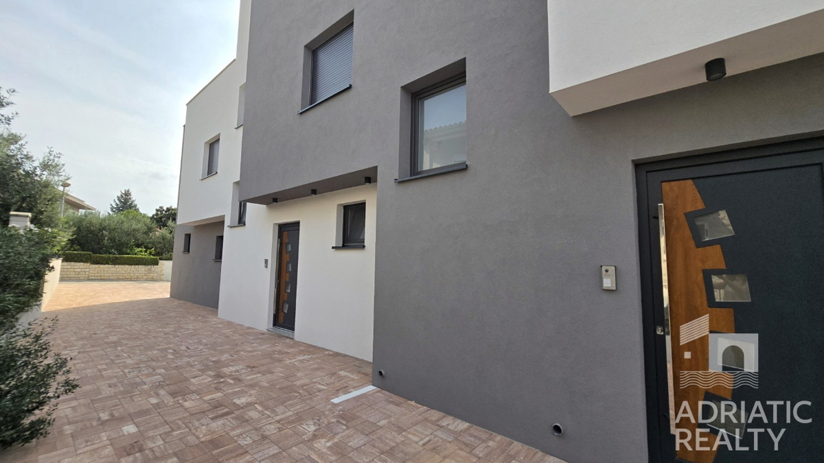 Vodice, triplex (S1,S2,S3) con ampia terrazza sul tetto, a 2 minuti dalla spiaggia