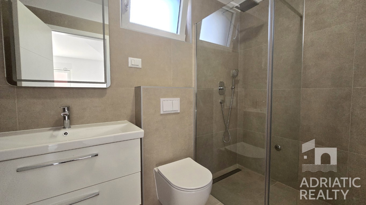 Vodice, triplex (S1,S2,S3) con ampia terrazza sul tetto, a 2 minuti dalla spiaggia