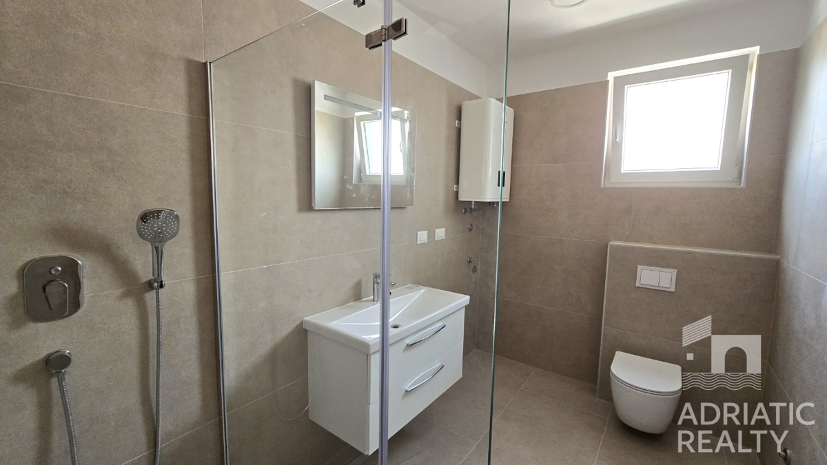 Vodice, triplex (S1,S2,S3) con ampia terrazza sul tetto, a 2 minuti dalla spiaggia