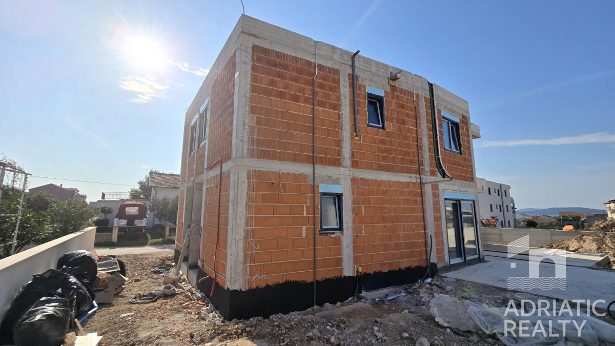 Vodice, nuova costruzione, moderna doppia casa con piscina