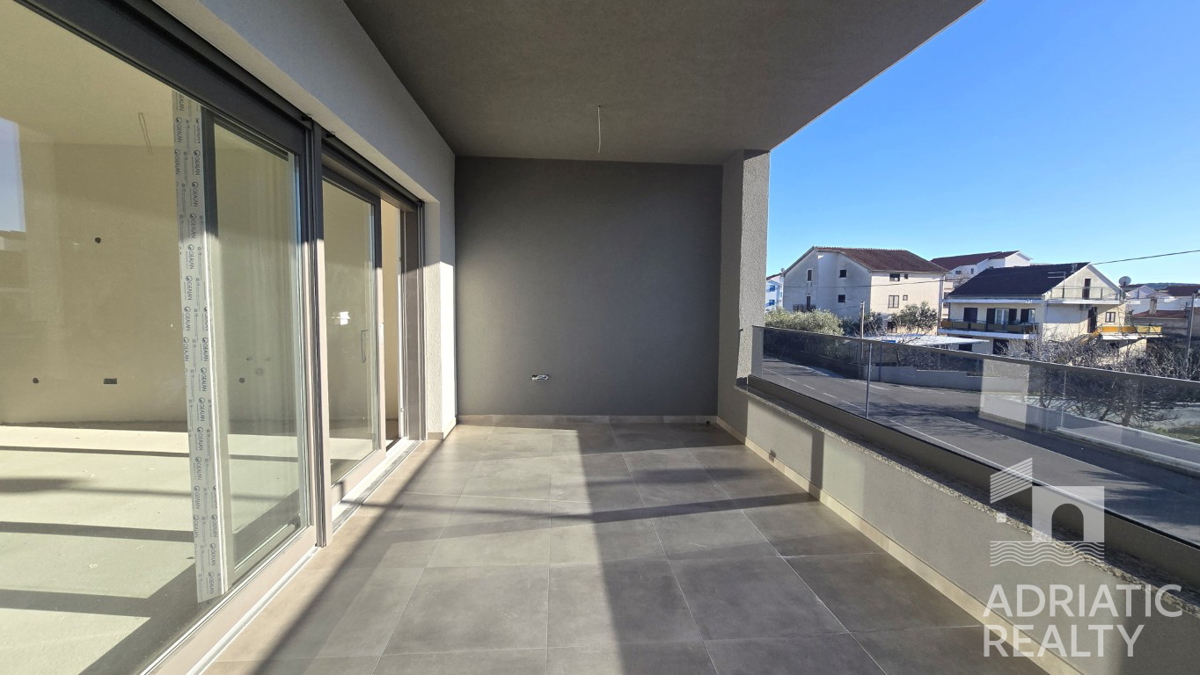 Srima, nuova costruzione, appartamento con tre camere da letto vicino alla spiaggia