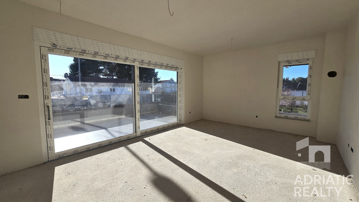 Srima, nuova costruzione, appartamento con tre camere da letto vicino alla spiaggia