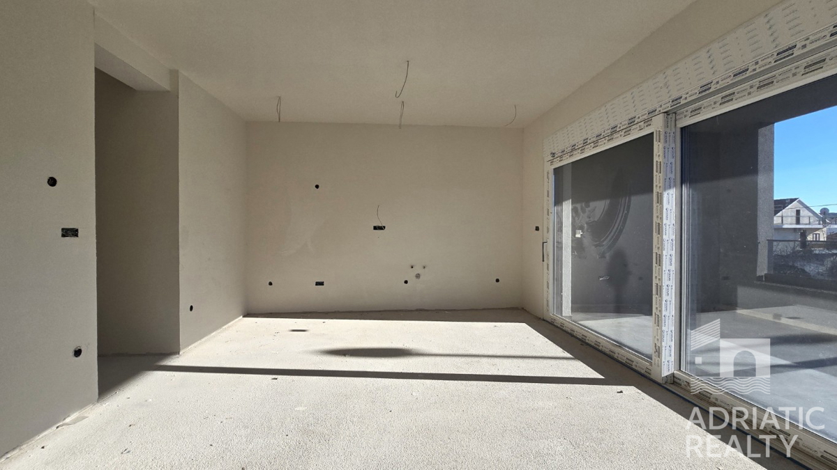 Srima, nuova costruzione, appartamento con tre camere da letto vicino alla spiaggia