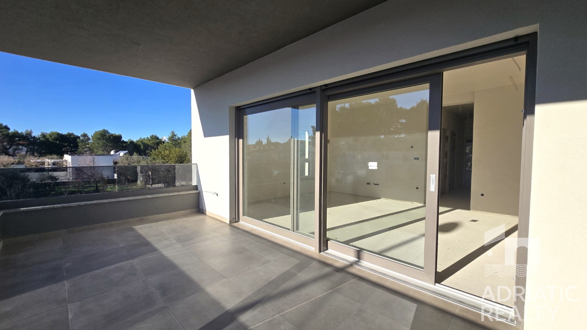 Srima, nuova costruzione, appartamento con tre camere da letto vicino alla spiaggia