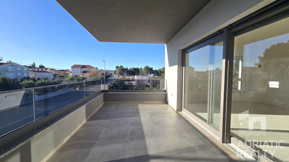 Srima, nuova costruzione, appartamento con tre camere da letto vicino alla spiaggia