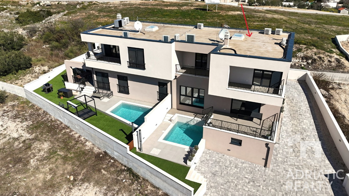 Vodice, casa bifamiliare con piscina, garage e vista mare