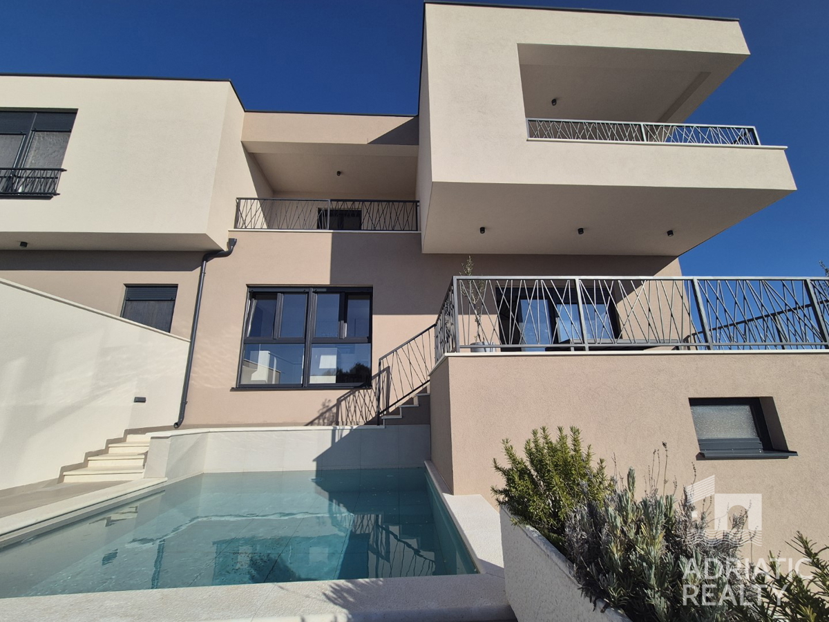 Vodice, casa bifamiliare con piscina, garage e vista mare