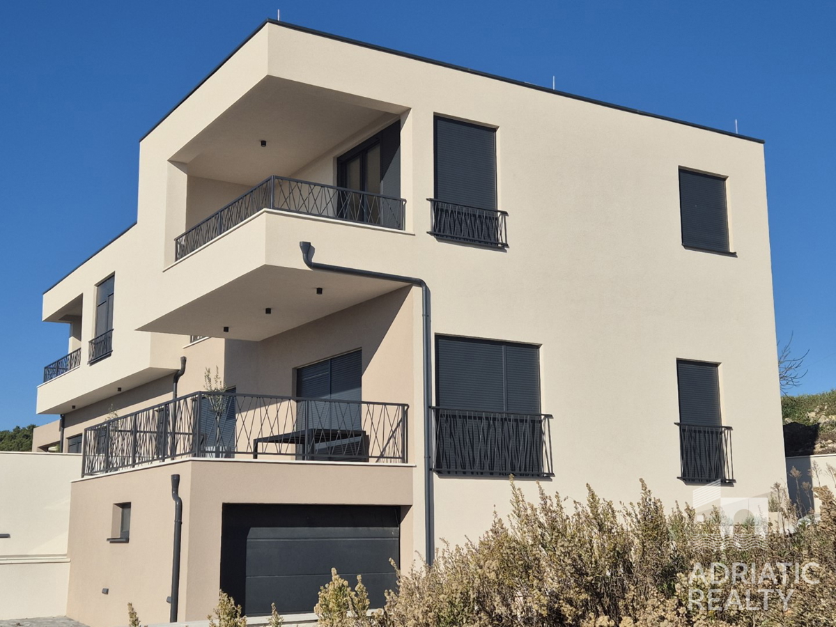 Vodice, casa bifamiliare con piscina, garage e vista mare