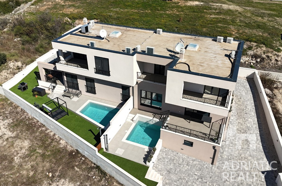 Vodice, casa bifamiliare con piscina, garage e vista mare
