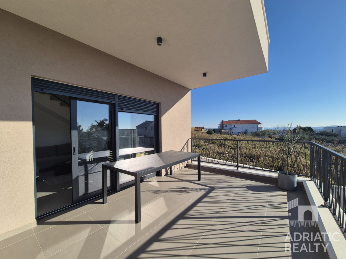 Vodice, casa bifamiliare con piscina, garage e vista mare