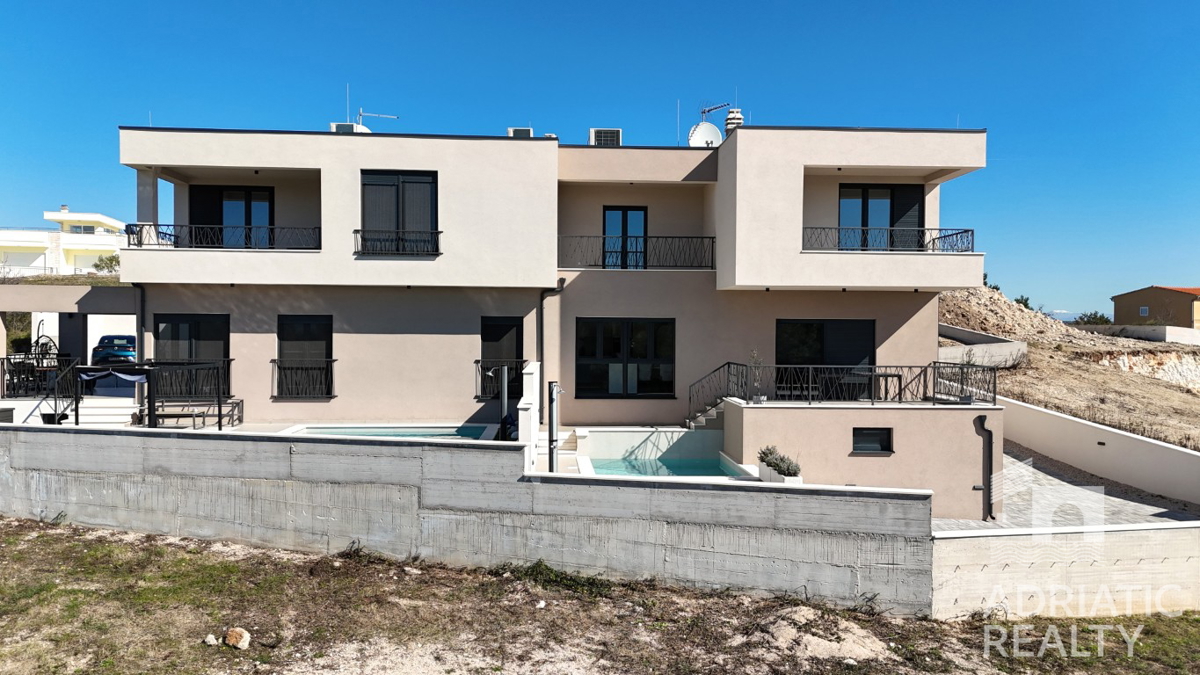 Vodice, casa bifamiliare con piscina, garage e vista mare