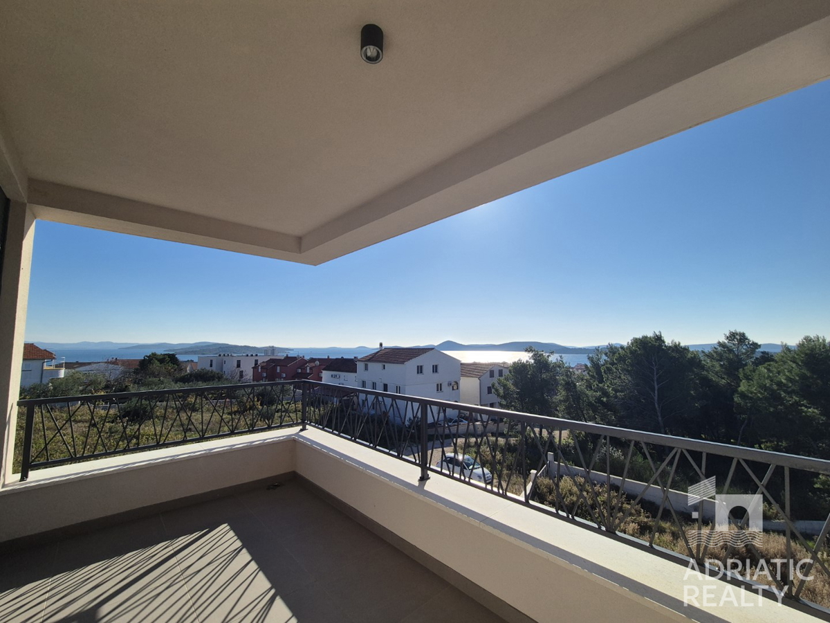 Vodice, casa bifamiliare con piscina, garage e vista mare