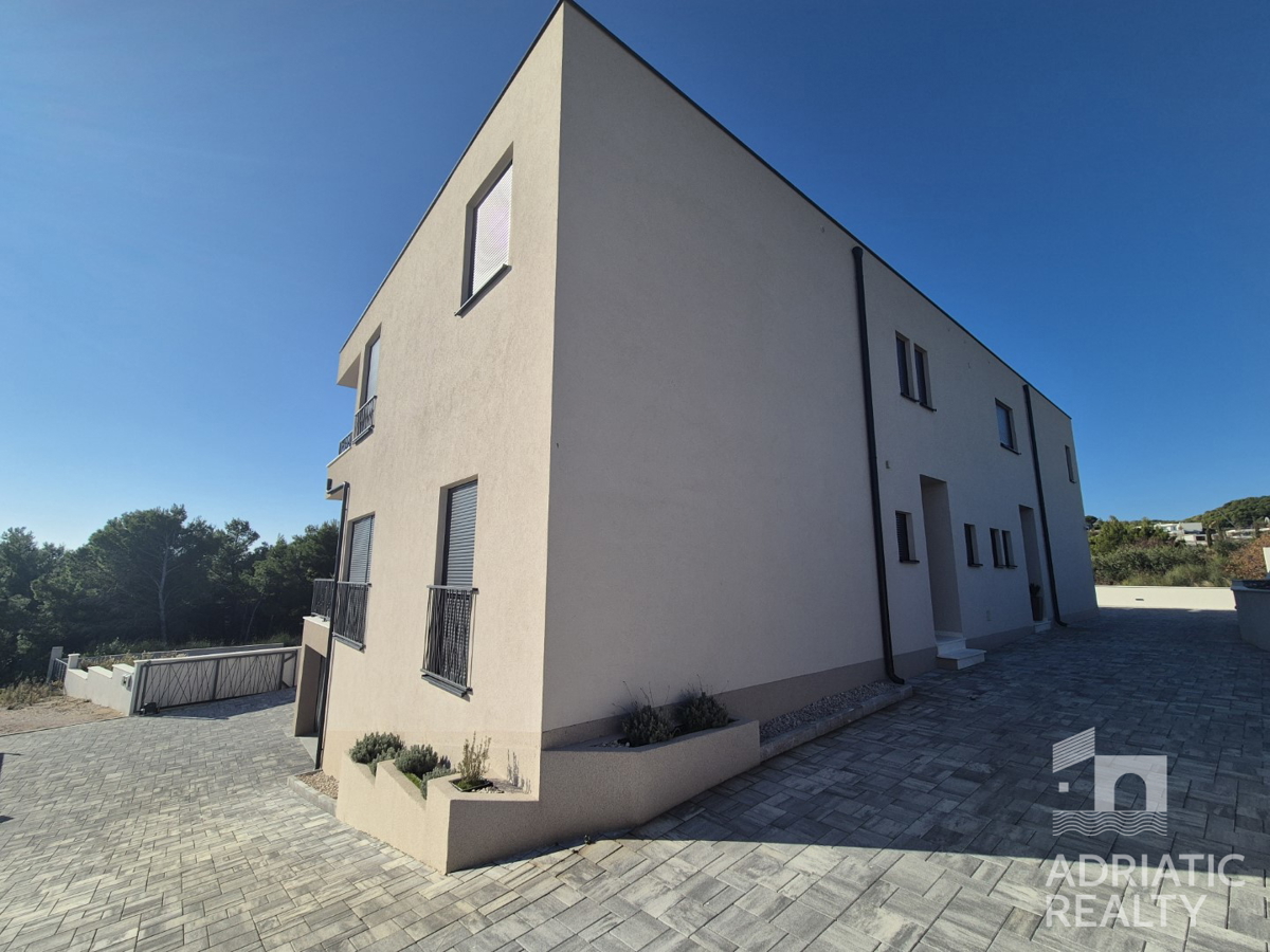 Vodice, casa bifamiliare con piscina, garage e vista mare