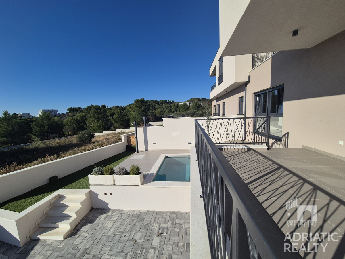 Vodice, casa bifamiliare con piscina, garage e vista mare