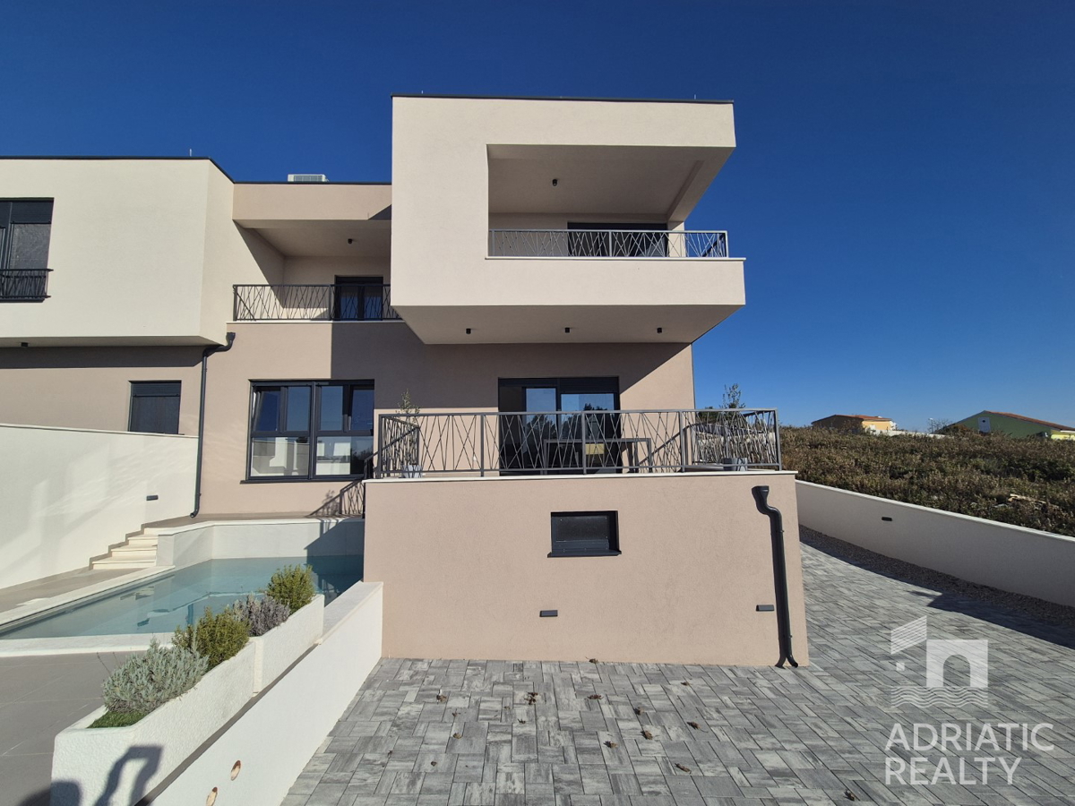 Vodice, casa bifamiliare con piscina, garage e vista mare