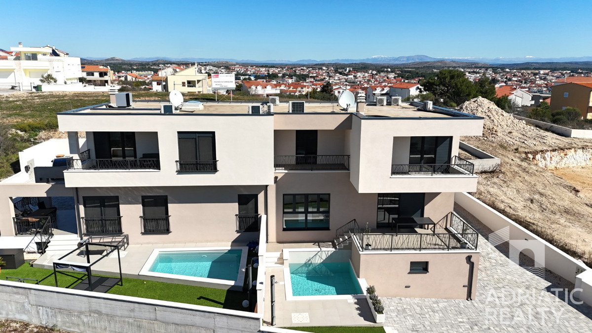 Vodice, casa bifamiliare con piscina, garage e vista mare