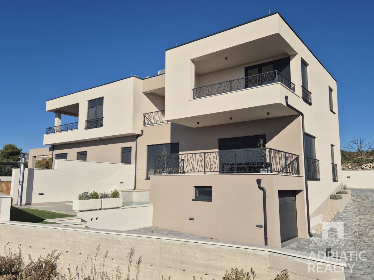 Vodice, casa bifamiliare con piscina, garage e vista mare