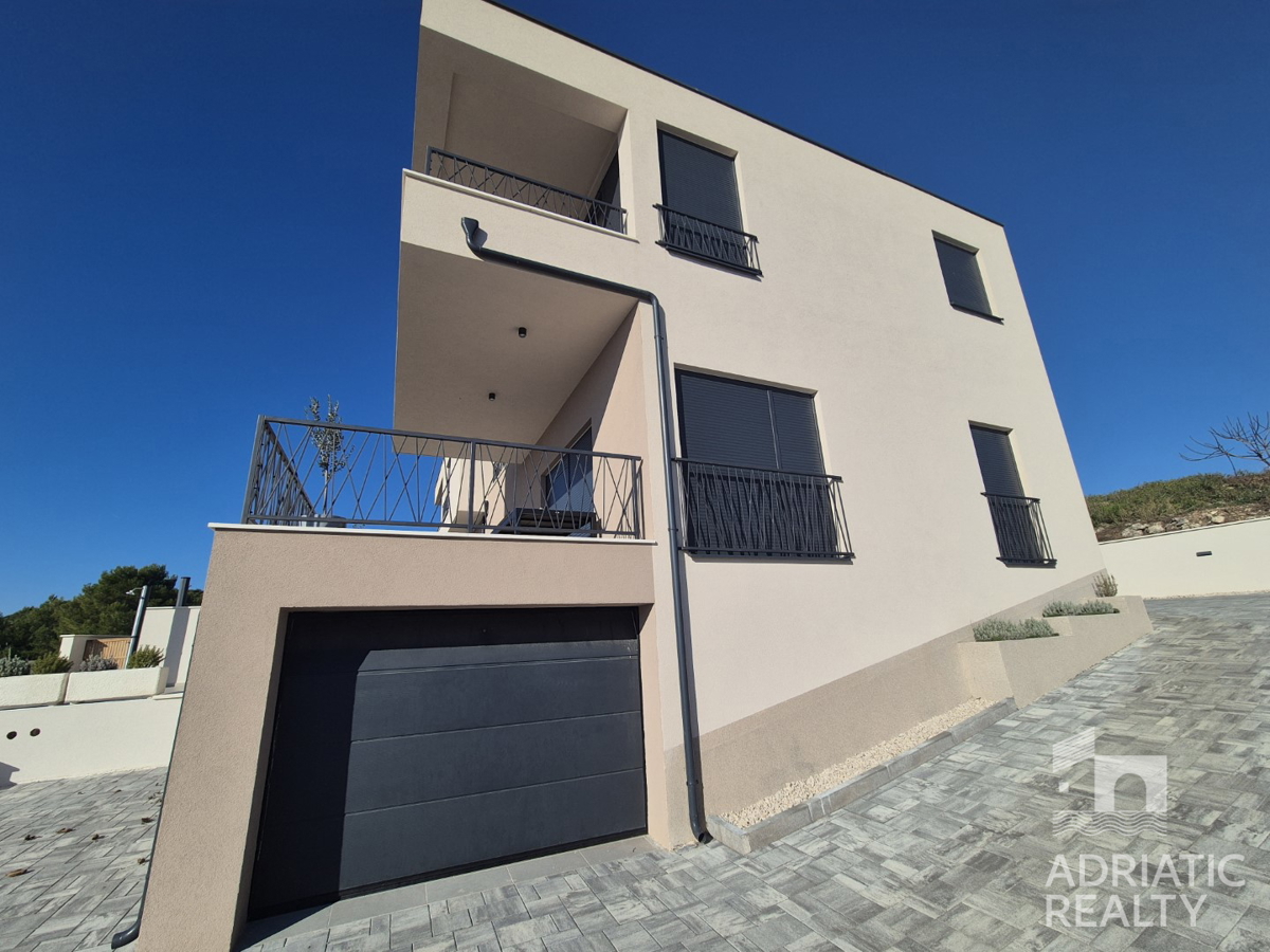 Vodice, casa bifamiliare con piscina, garage e vista mare