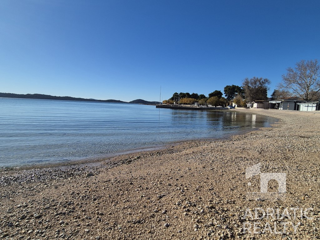 Vodice, appartamento moderno su due livelli con ampio giardino e 2 posti auto