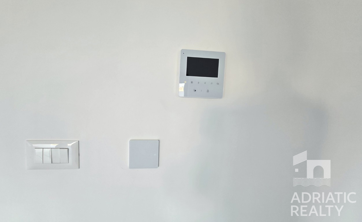 Vodice, appartamento moderno su due livelli con ampio giardino e 2 posti auto