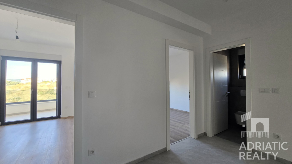 Vodice, appartamento moderno su due livelli con ampio giardino e 2 posti auto