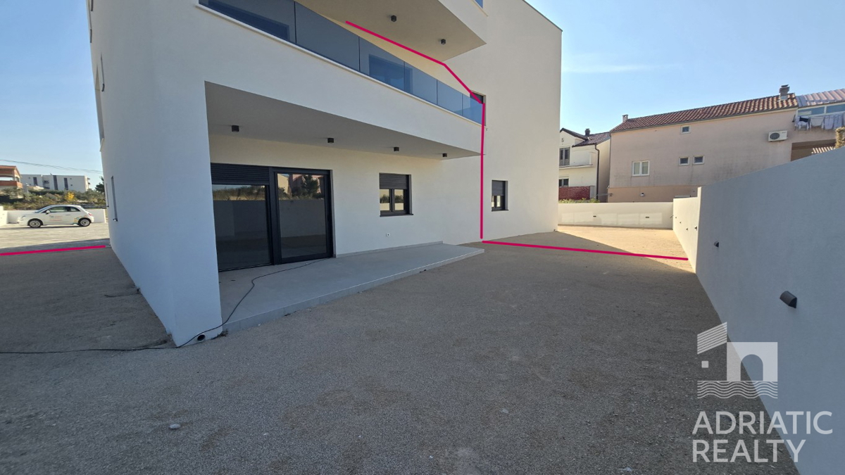 Vodice, appartamento moderno su due livelli con ampio giardino e 2 posti auto