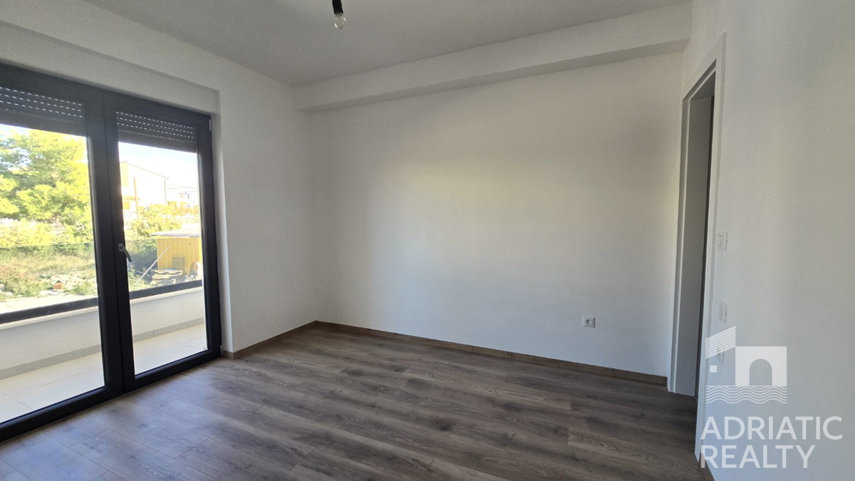 Vodice, appartamento moderno su due livelli con ampio giardino e 2 posti auto