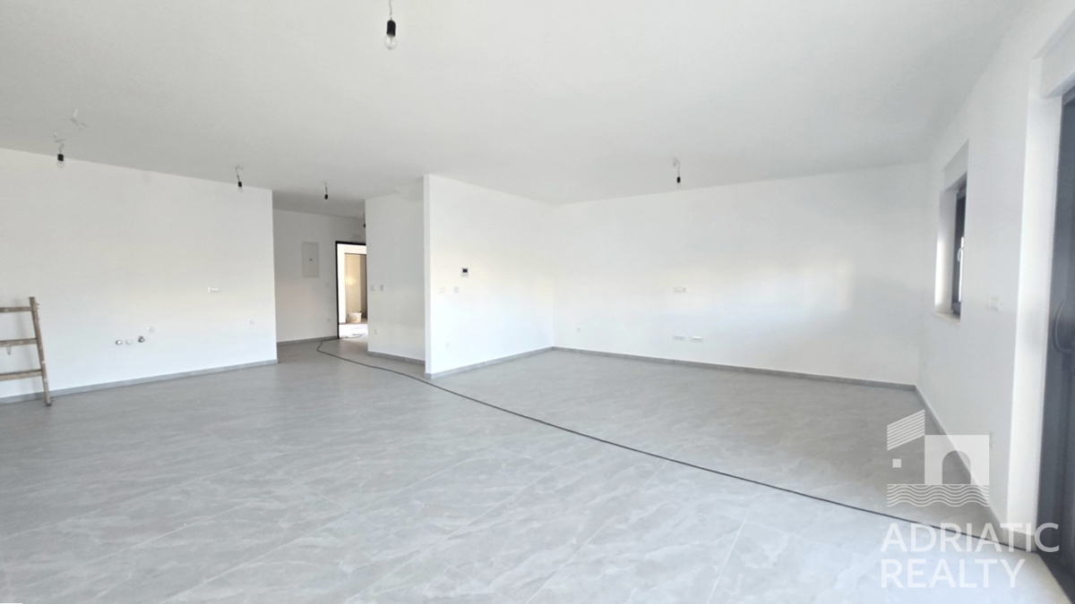 Vodice, appartamento moderno su due livelli con ampio giardino e 2 posti auto