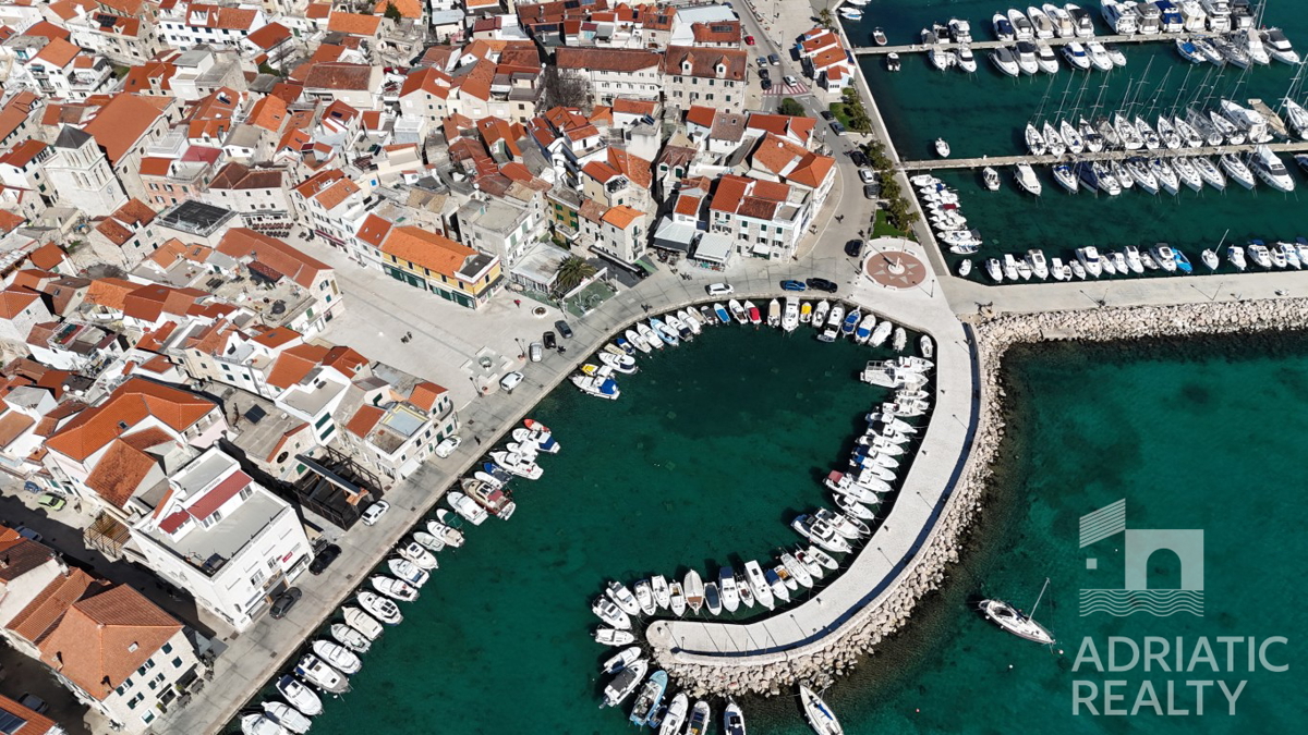 Vodice, appartamento moderno su due livelli con ampio giardino e 2 posti auto