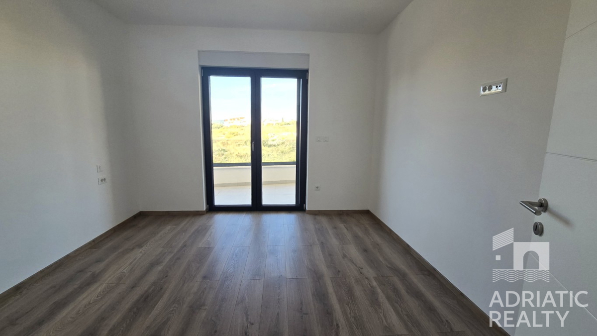 Vodice, appartamento moderno su due livelli con ampio giardino e 2 posti auto