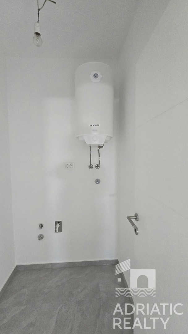 Vodice, appartamento moderno su due livelli con ampio giardino e 2 posti auto