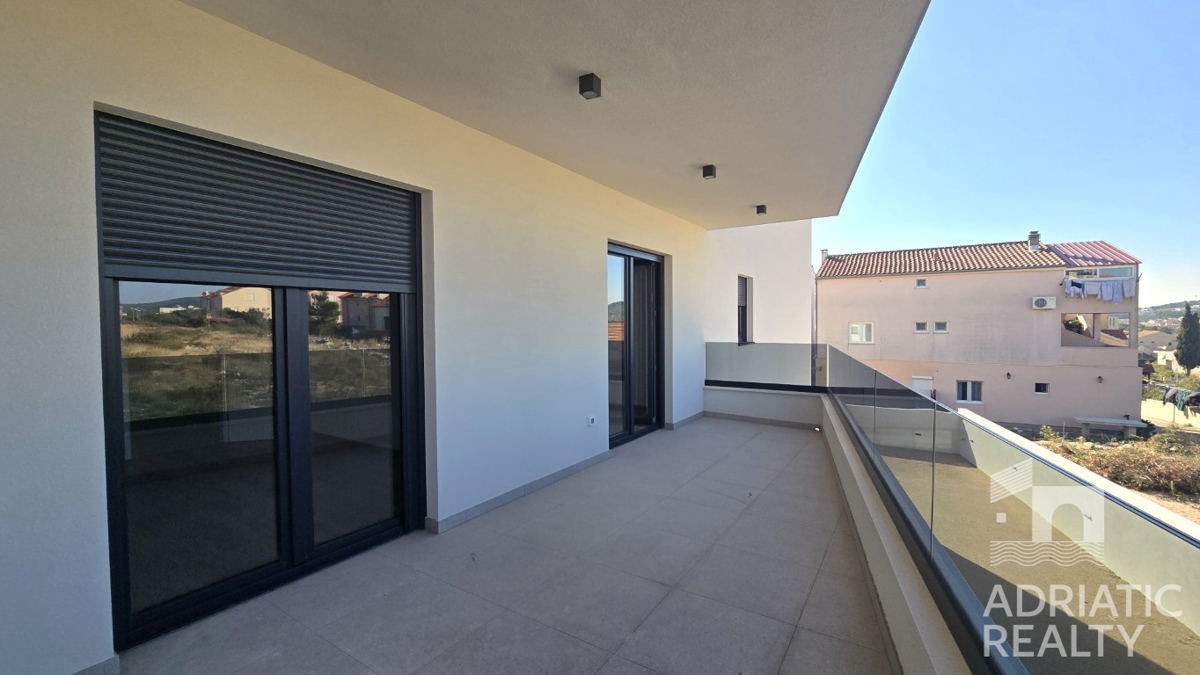 Vodice, appartamento moderno su due livelli con ampio giardino e 2 posti auto