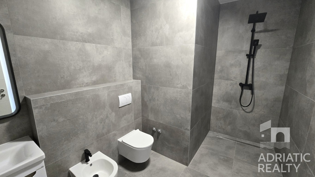 Vodice, appartamento moderno su due livelli con ampio giardino e 2 posti auto