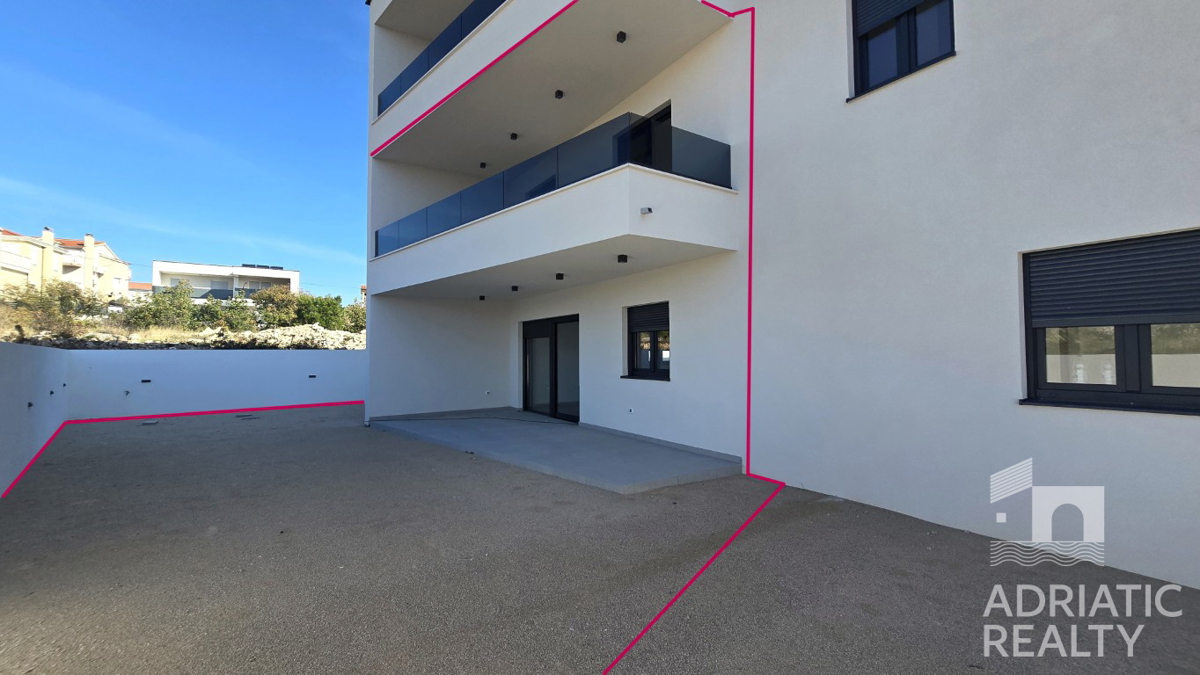 Vodice, appartamento moderno su due livelli con ampio giardino e 2 posti auto