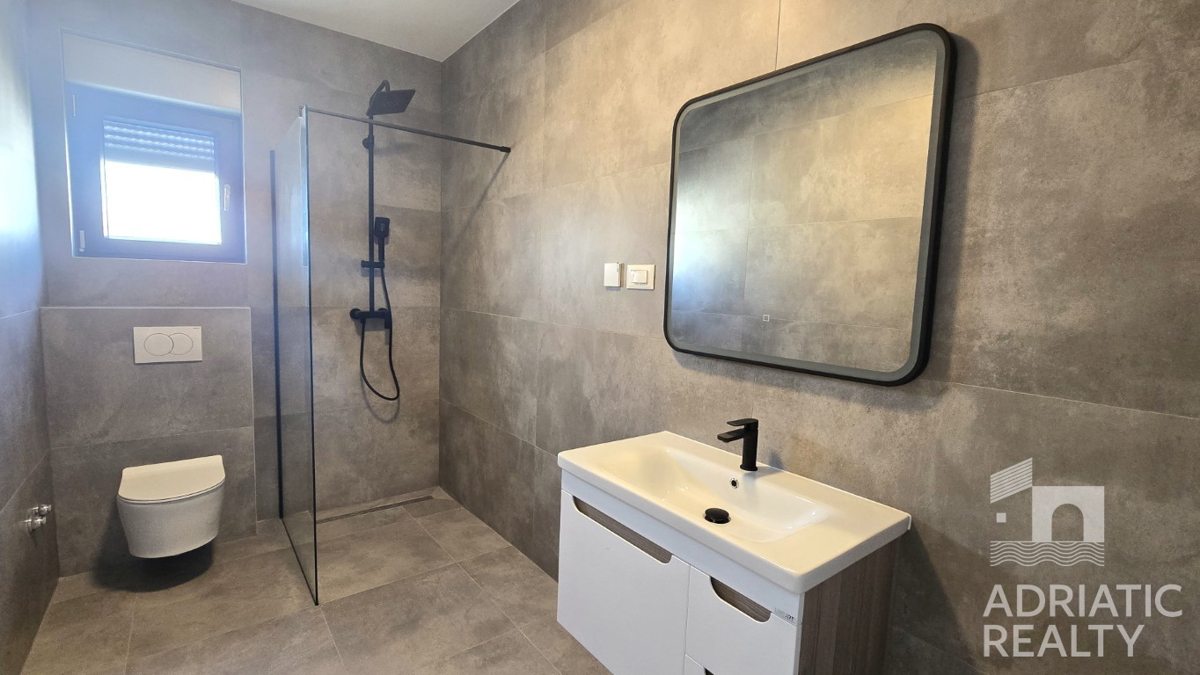 Vodice, appartamento moderno su due livelli con ampio giardino e 2 posti auto