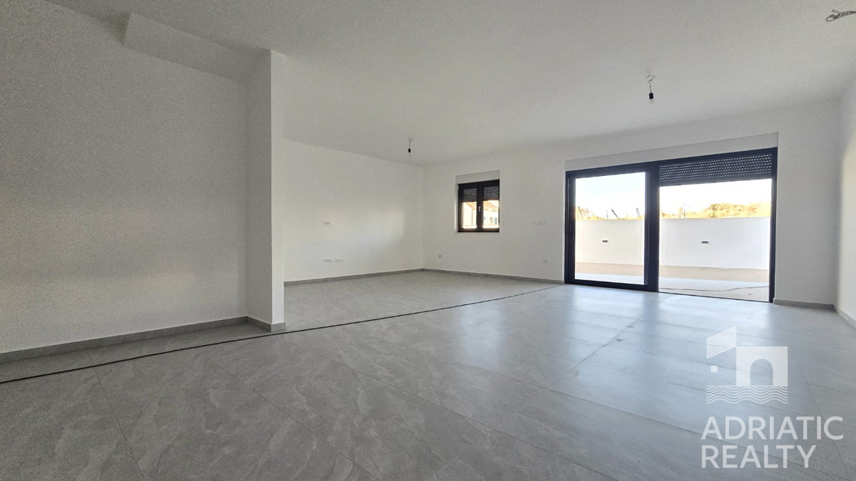 Vodice, appartamento moderno su due livelli con ampio giardino e 2 posti auto