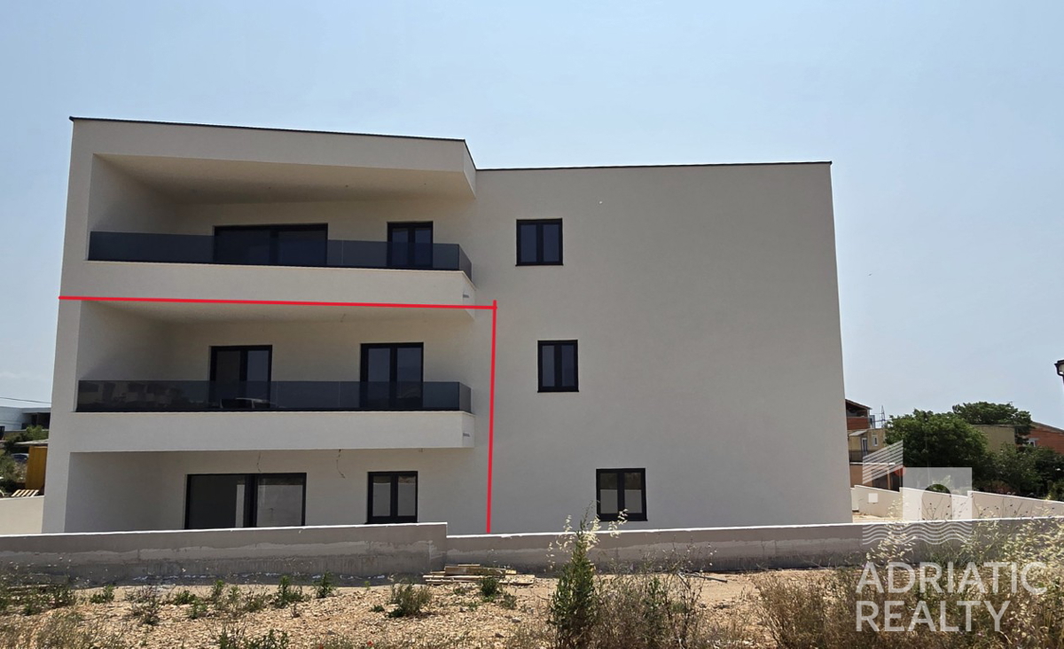 Vodice, appartamento moderno su due livelli con ampio giardino e 2 posti auto